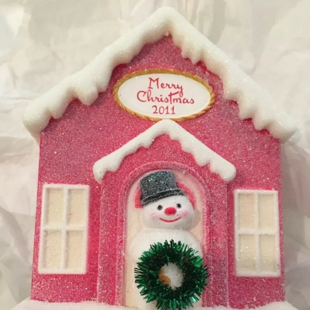 HALLMARK KEEPSAKE ORNAMENT 2011 WELCOME CHRISTMAS